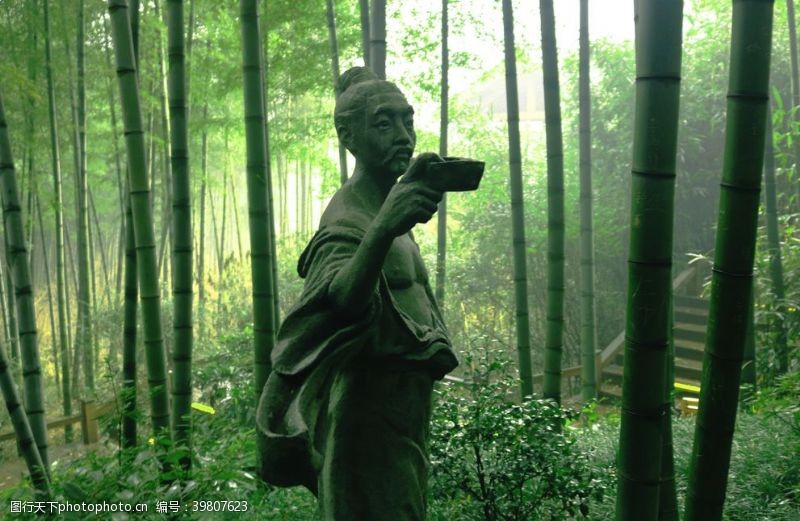 翠竹竹林里的雕塑图片