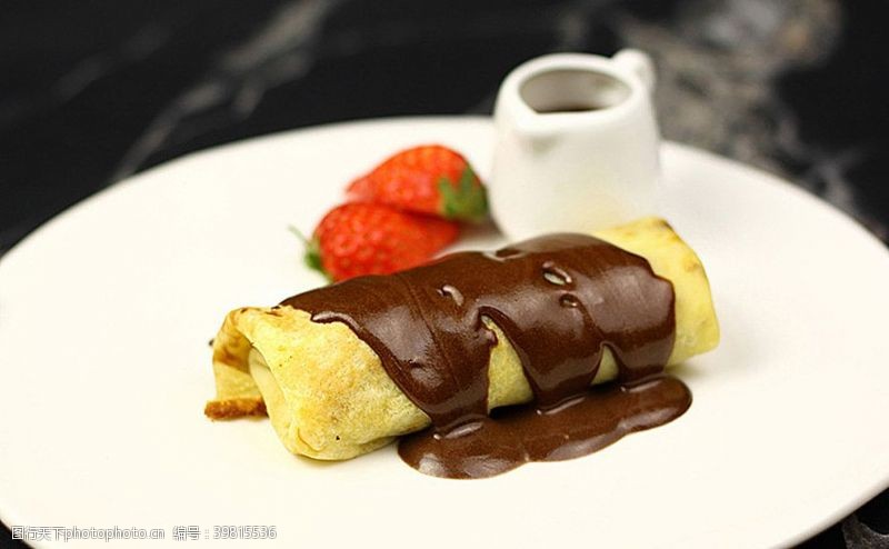 巧克力酱法式煎饼配黑巧克力沙士图片