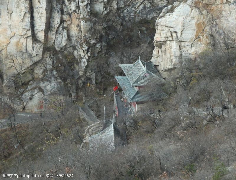 石刻山崖下的中岳行宫图片