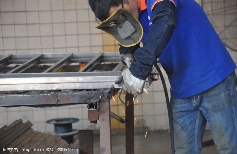 锈铁板烧焊车间切割钢铁加工图片