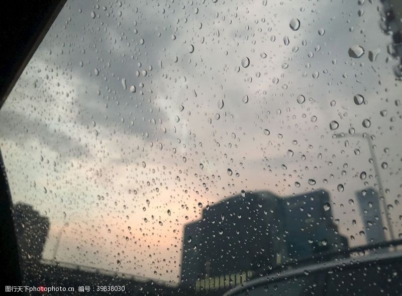 下雨阴雨天的车窗外图片