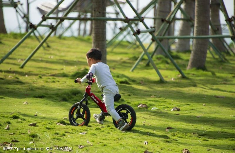骑单车儿童图片