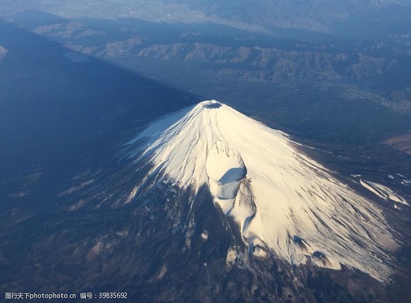 山峦航拍富士山图片