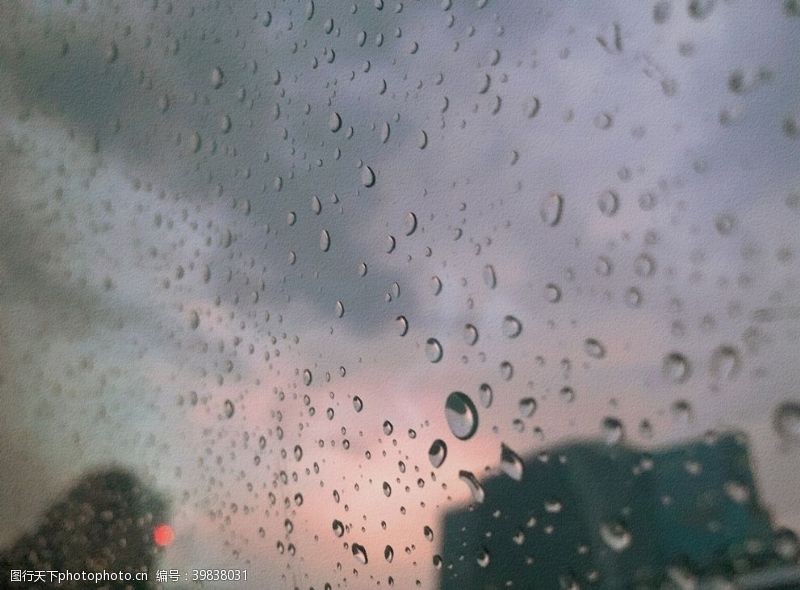 车黄昏窗外的雨图片