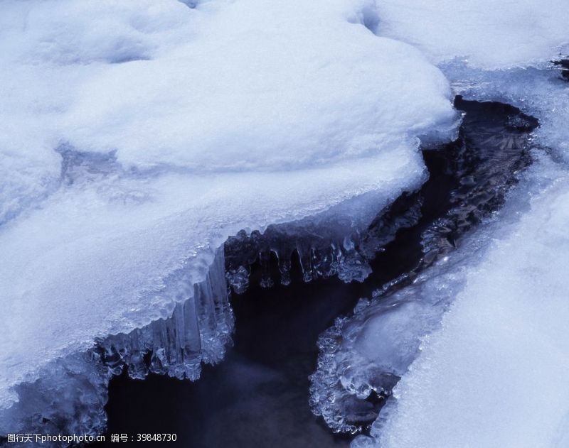 天地盖积雪覆盖的小溪图片
