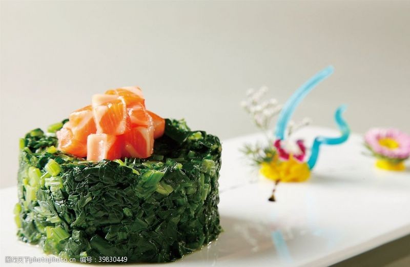 高清菜谱用图三文鱼拌菠菜图片