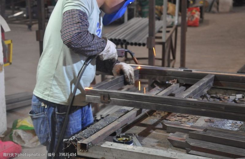 铁管烧焊车间切割钢铁加工图片