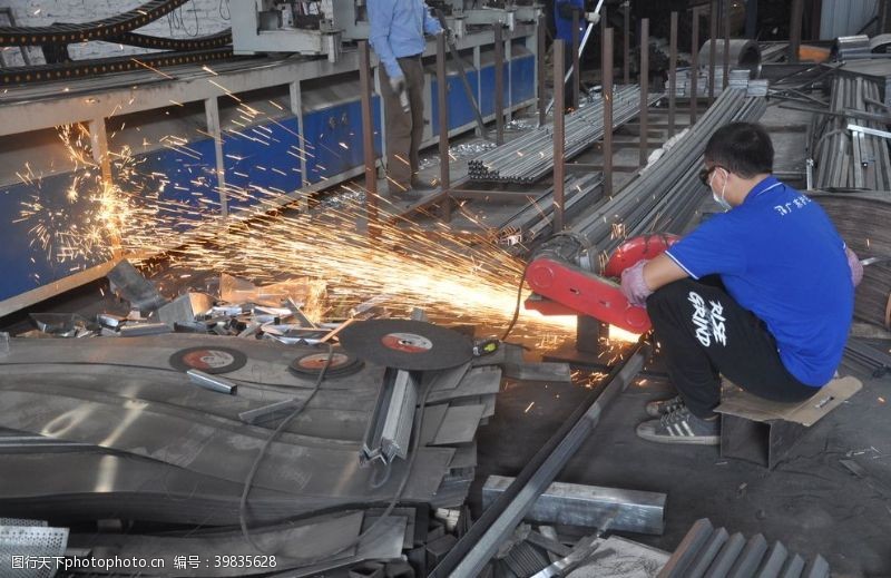 锈铁板烧焊车间切割钢铁加工图片