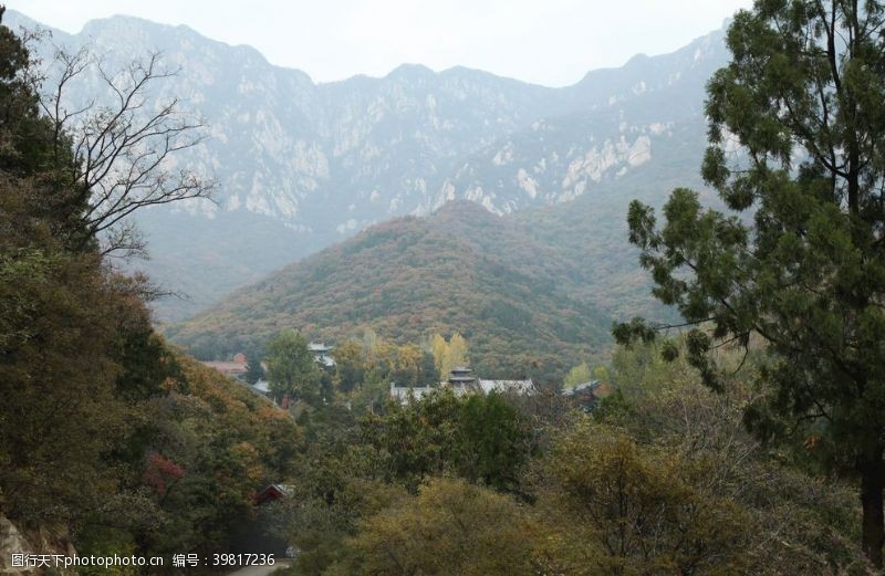 登山深山古寺图片