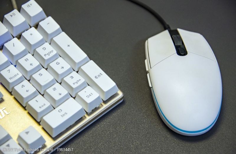 电脑室鼠标键盘图片