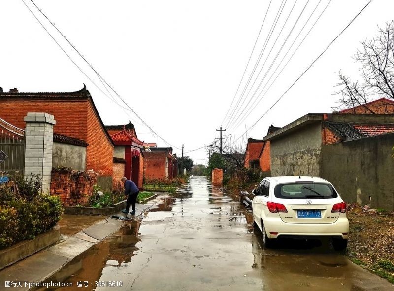 乡村风采雨天的乡村街道图片