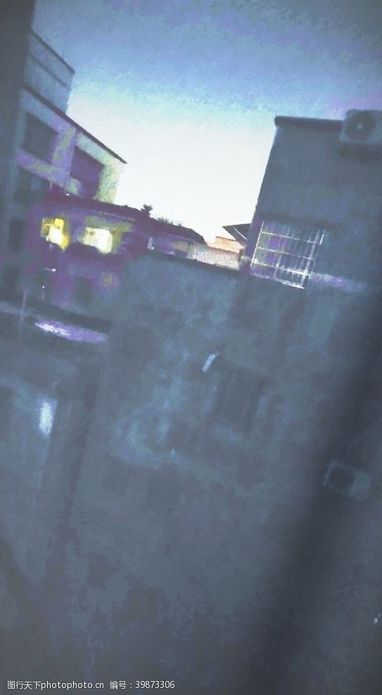 孤寂城中村窗外图片