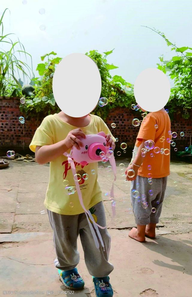 儿童游玩泡泡相机图片