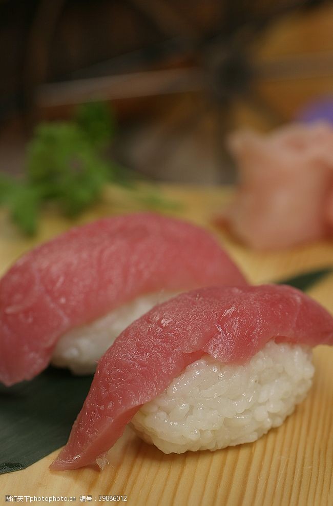 红金鱼金枪鱼寿司图片