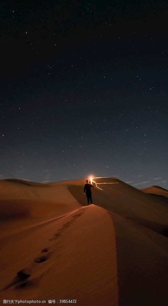 星星亮点沙漠拿照明棒的人图片