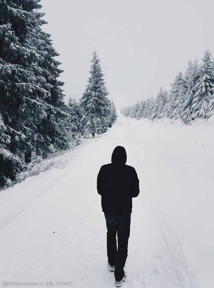 摄影图库大雪中行走的男性图片