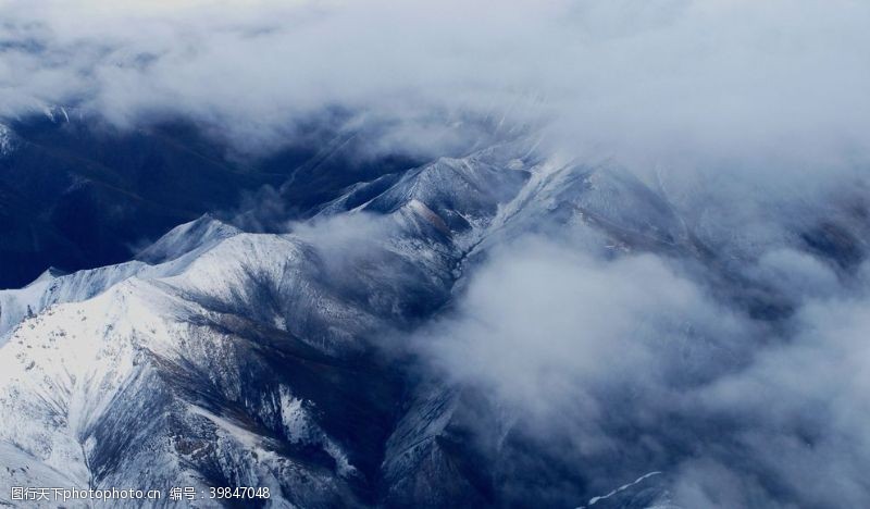 航拍雪山云雾缭绕图片