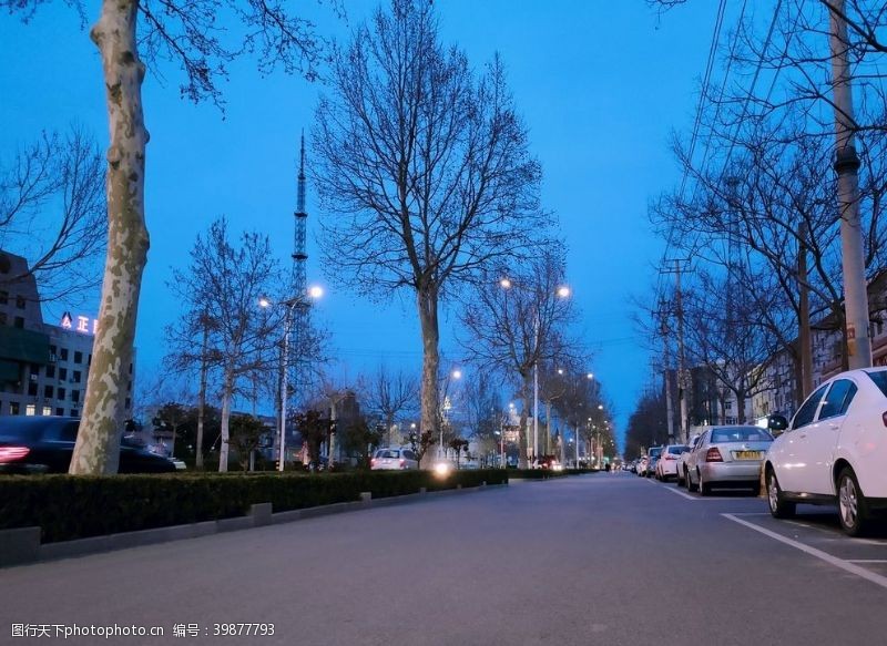 汽车春天蓝色黄昏的街道图片