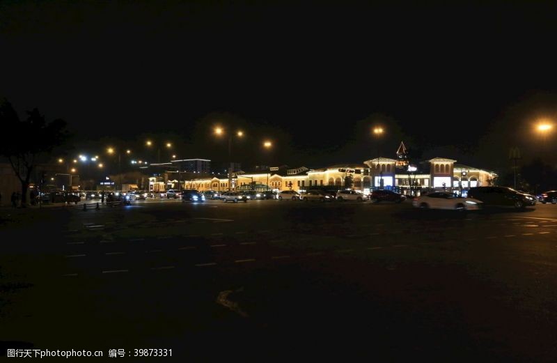 十字路口商业街夜景图片