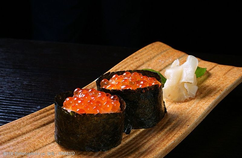 主食类寿司类海苔鲑鱼卵寿司图片