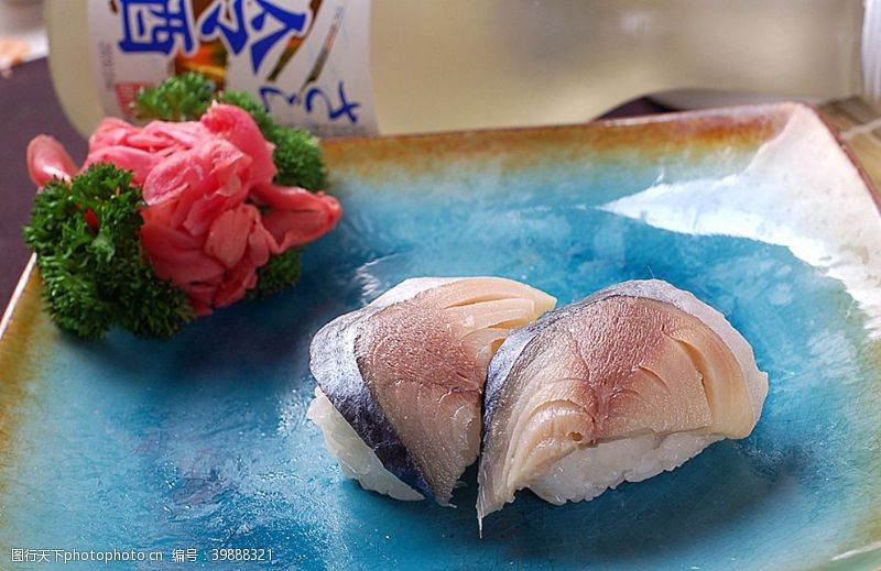 主食类寿司类青鱼握图片