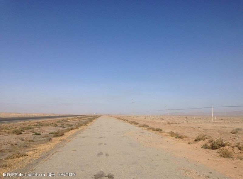 沙漠戈壁滩公路图片