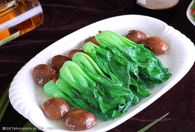 炒菜锅火锅配菜香菇朵朵白图片