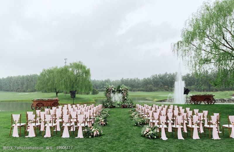 竹节椅户外草坪婚礼图片