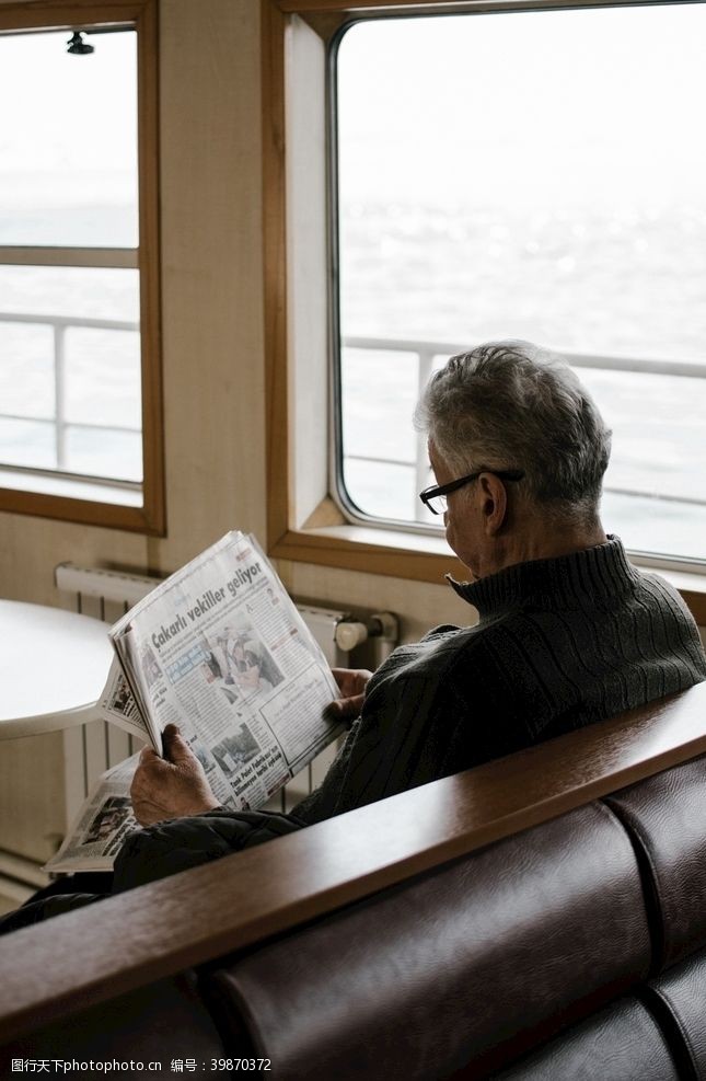 休闲老人看报纸老人图片