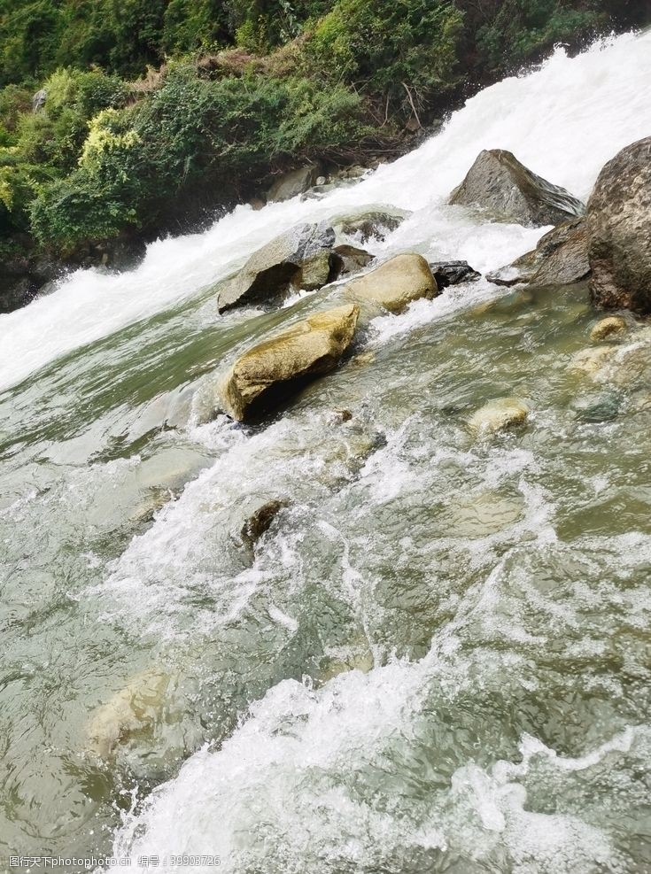 清澈流水图片