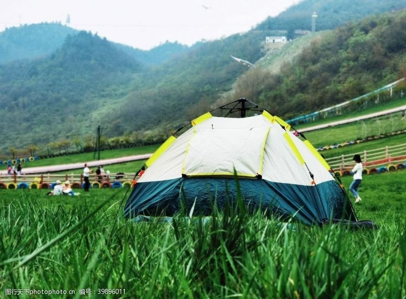 驴友旅游露营的帐篷图片