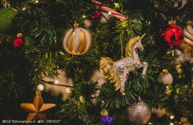 促销庆祝圣诞树装饰场景图片