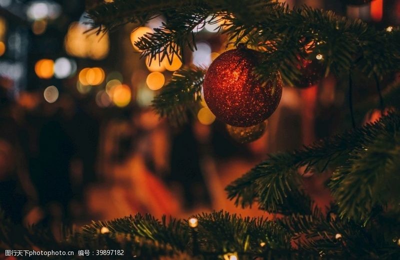 庆祝元旦海报圣诞树装饰场景图片