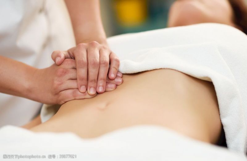 spa水疗双手按摩女性腹部图片