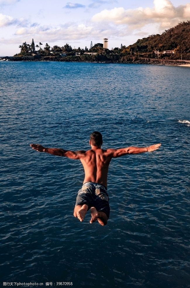 度假村跳水的男性背影图片