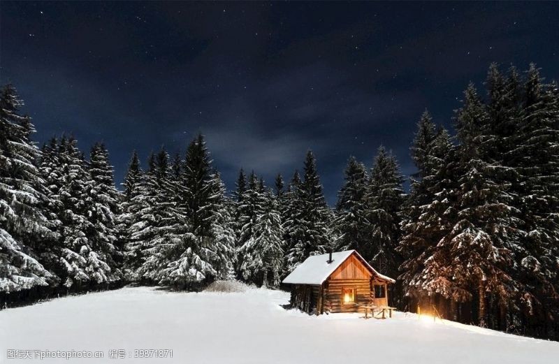 郊外雪天里的小屋图片