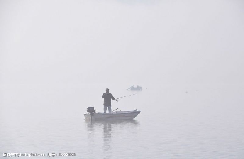 渔夫捕鱼图片