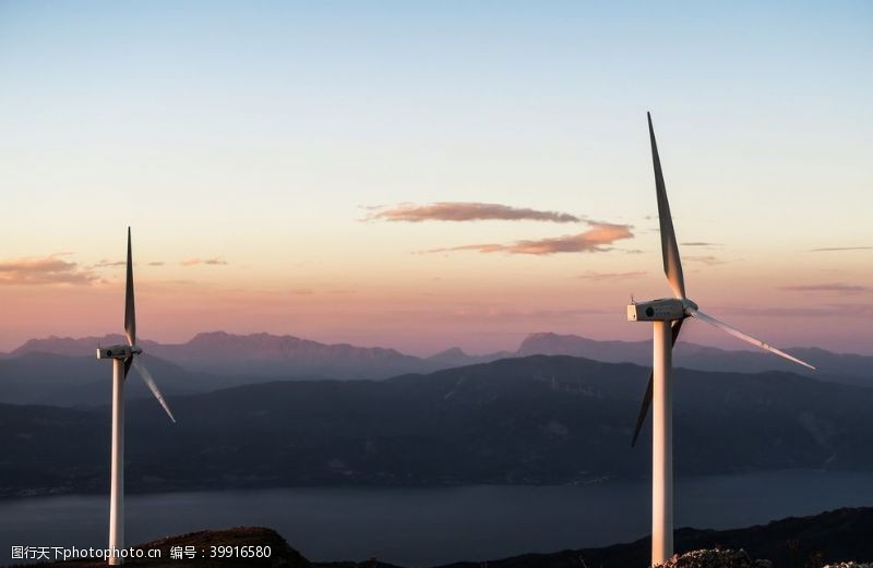 再生能源风力发电机风景图片