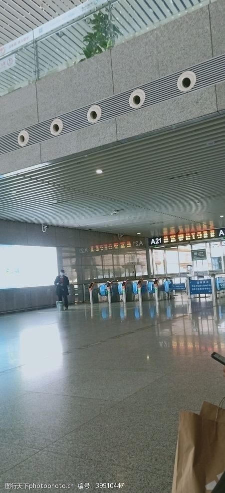 出国游高铁站进站口图片
