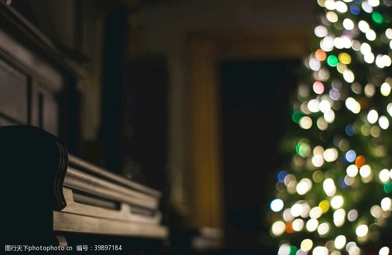 店庆主题圣诞树装饰场景图片