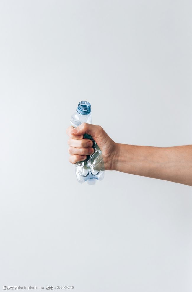 污染手握塑料瓶子图片