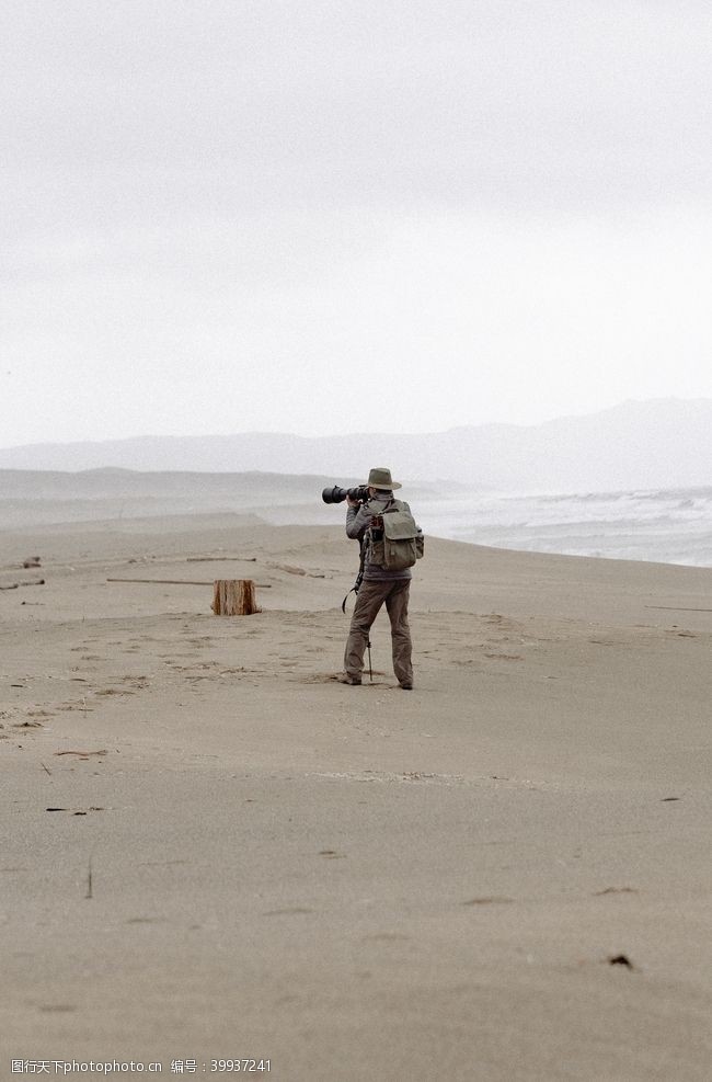 男性沙滩拍照摄影师图片