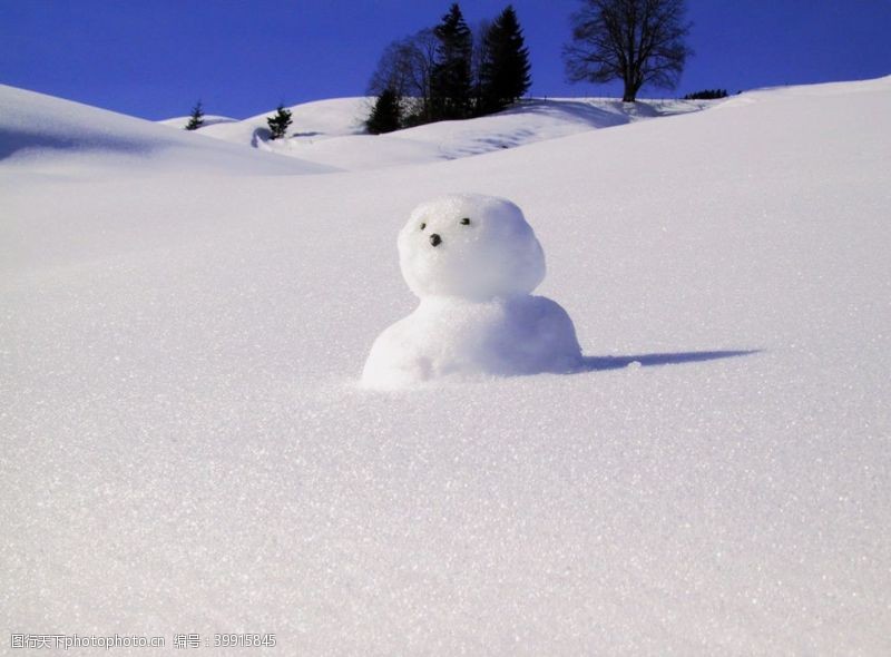 户外旅游雪人图片