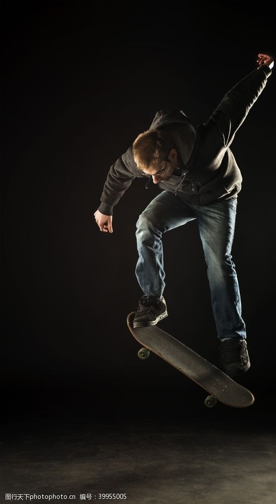 男运动鞋滑板运动图片