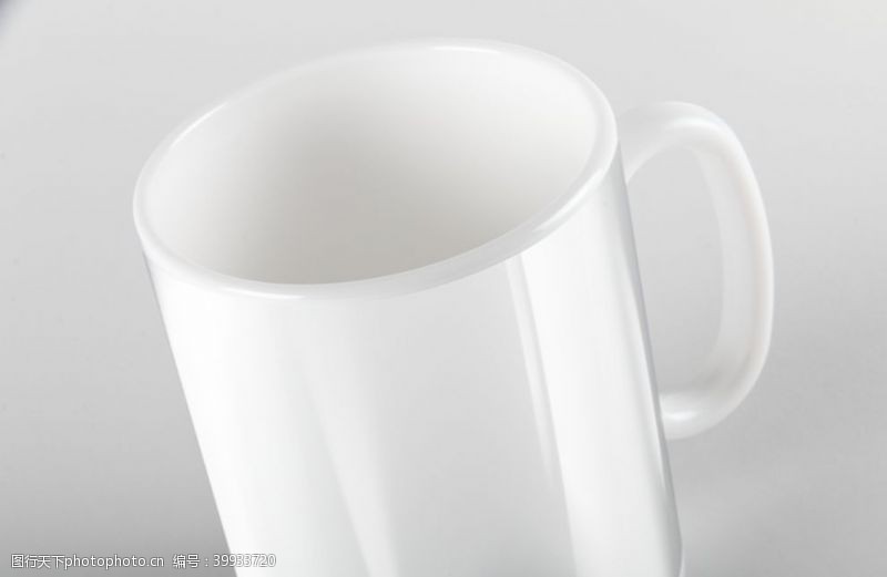 白咖啡水杯样机图片