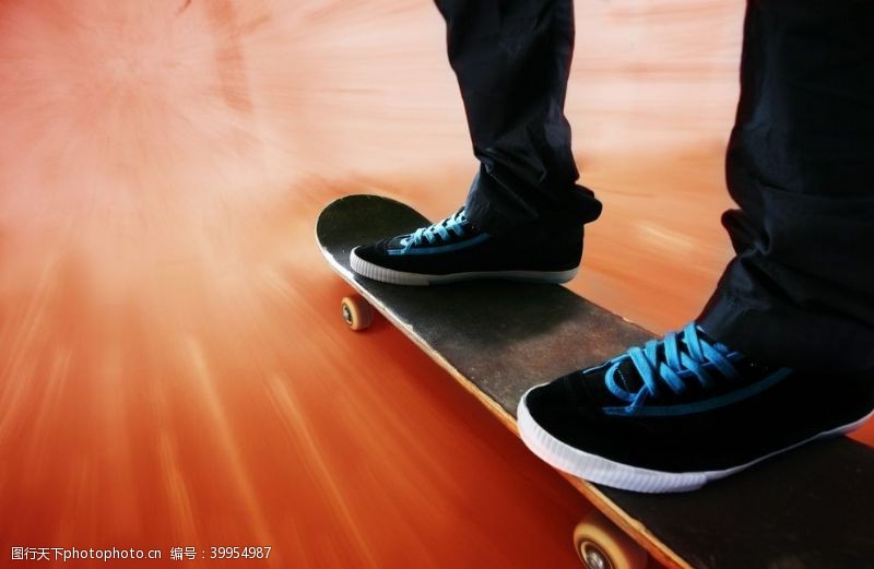 休闲鞋滑板运动图片