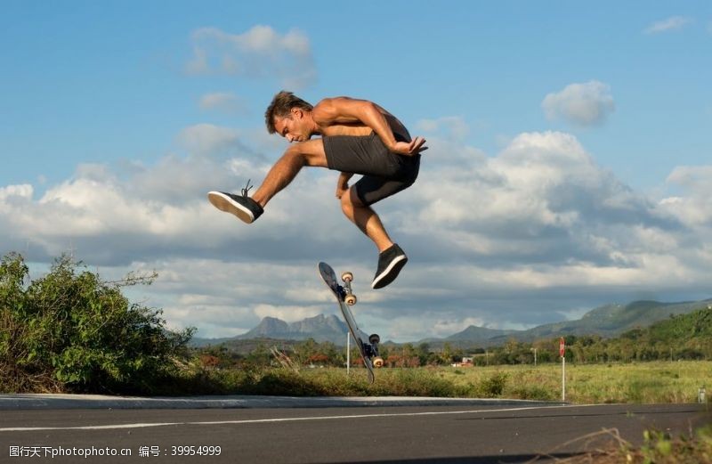 跳跃滑板运动图片