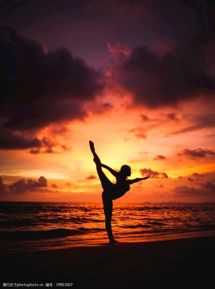 人物图库黄昏下海边做瑜伽的女人图片