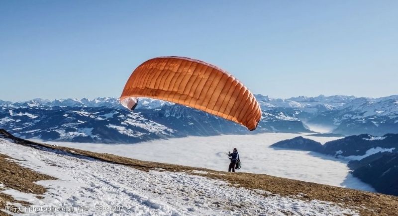 雪山山顶极限运动滑翔伞图片