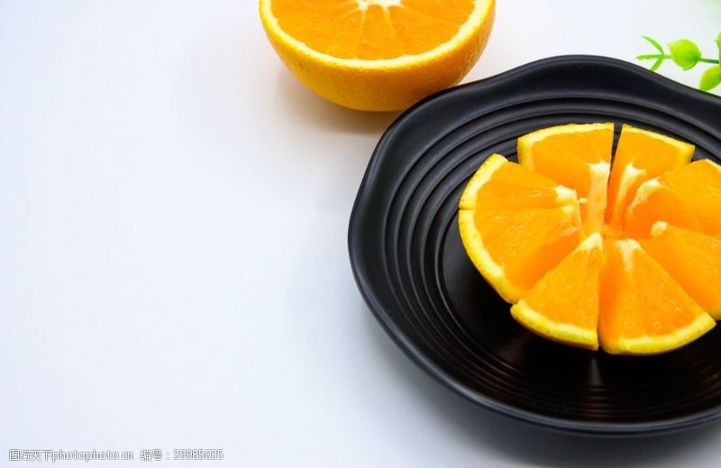 黑色背景传单橙子图片